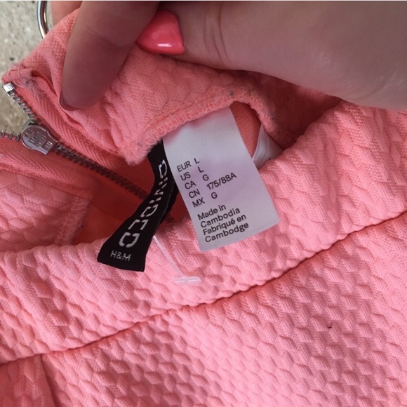 Hot pink pleated H&M skater skirt! - Picture 3 of 3